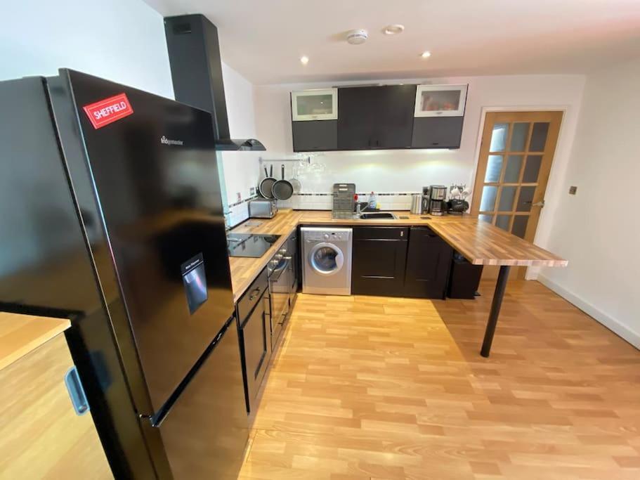 Sheffield City Centre Apartment & Balcony Exterior photo